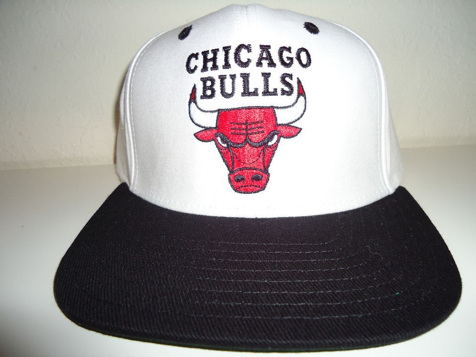 VINTAGE CHICAGO BULLS SNAPBACK HAT CAP WHITE/BLK JORDAN tisa