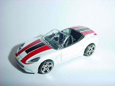 WHITE FERRARI CALIFORNIA OFFICIAL DIECAST METAL REPLICA 1/64 hotwheels 