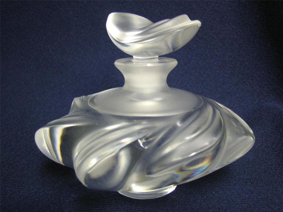 VINTAGE SIGNED LALIQUE SAMOA CRYSTAL PERFUME BOTTLE AND STOPPER