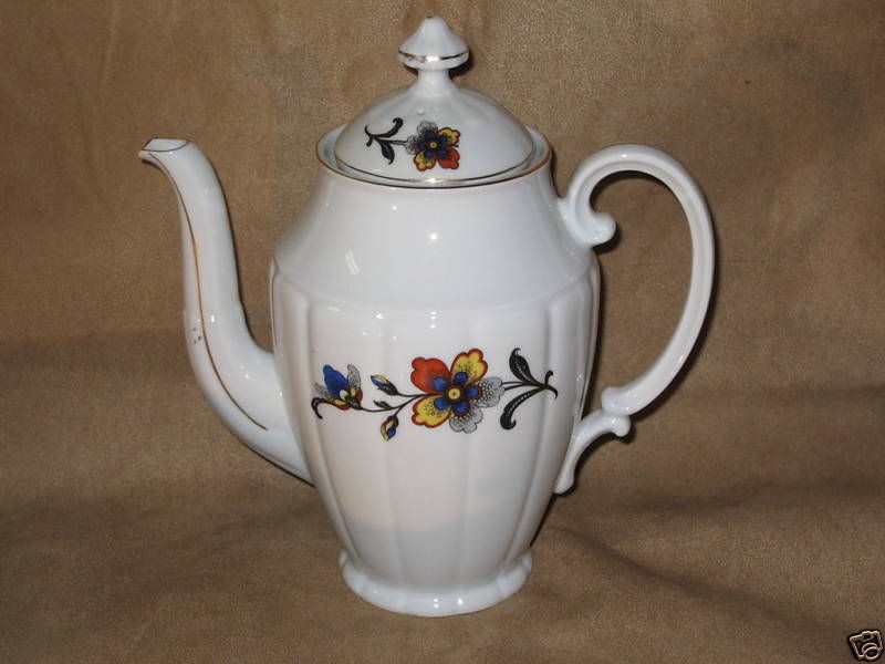 VICTORIA CHINA   CZECHOSLOVAKIA 1272   TEAPOT WITH LID