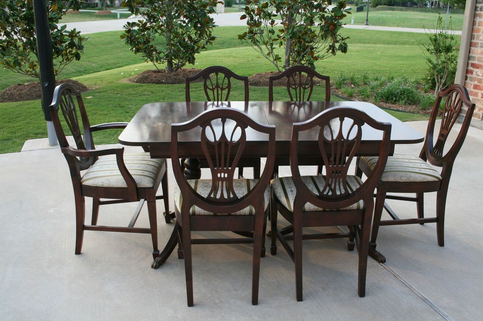 Early 1900s Sheraton Style Solid Mahogany Dining Room Table with 6 