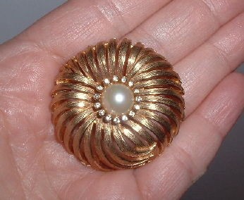 Elegant,Classi​c 1950s CINER GOLDTONE PEARL & RHINESTONE Pin Brooch