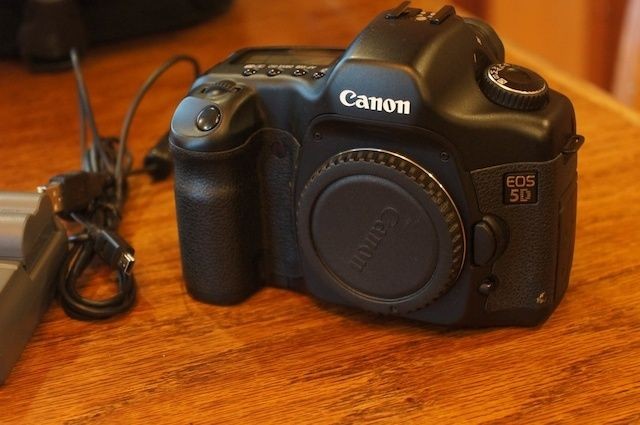 Canon EOS 5D 12.8 MP Digital SLR Camera   Black (Body Only)