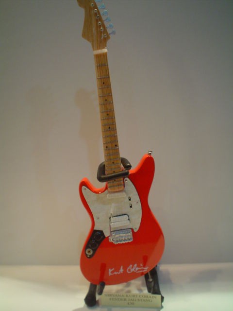 Miniature Guitar (24cm Tall)  NIRVANA KURT COBAIN FENDER JAG STANG