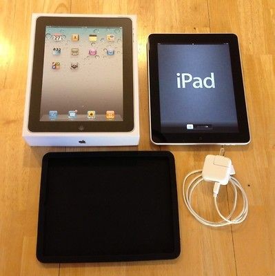 Apple iPad 32GB (1st Gen) Wi Fi, Black   MINT WITH BOX & CASE Bundle 