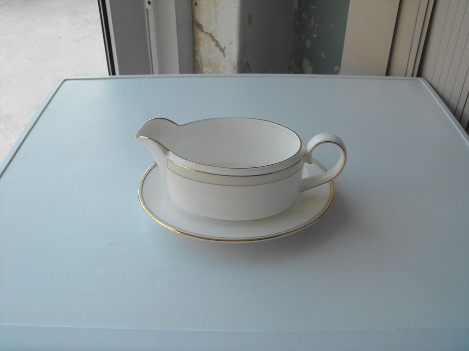   VERA WANG CHAMPAGNE DUCHESSE GRAVY SAUCE BOAT AND UNDER PLATE NEW