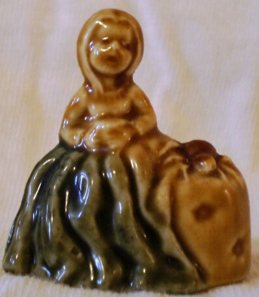 WADE Red Rose Tea Figurine Miss Muffet England Mint