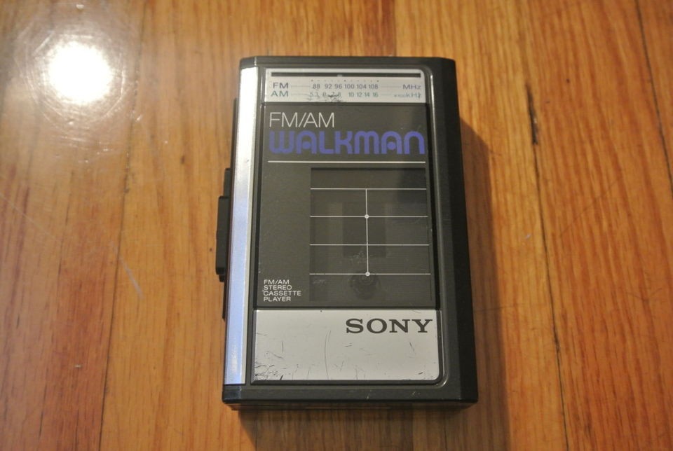 SONY WM F41 WALKMAN STEREO CASSETTE PLAYER VINTAGE AM FM RADIO TUNER 