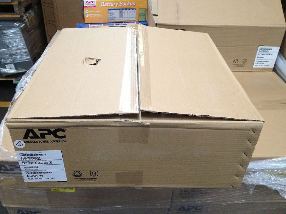 APC Smart UPS 750VA USB & Serial RM 2U 120V SUA750RM2U  NEW  NO 