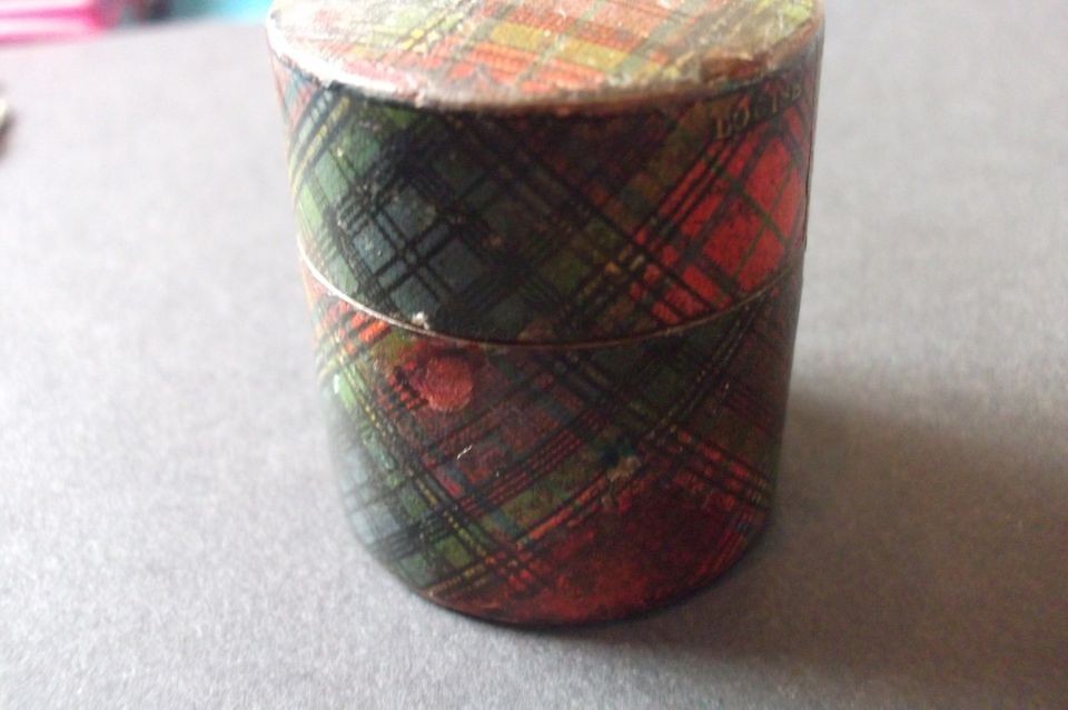 SMALL MAUCHLINE TARTAN WARE BOX LOUIS TARTAN. HEIGHT = 3.7CM   FREE UK 