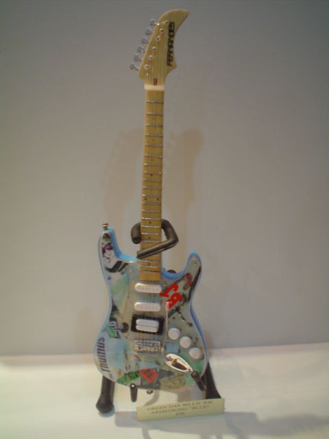 Miniature Guitar (24cm Tall)  GREEN DAY BILLIE JOE ARMSTRONG BLUE
