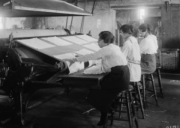   labor photo Girls working at mangle in Bonanno Laundry, 12 Foster e7