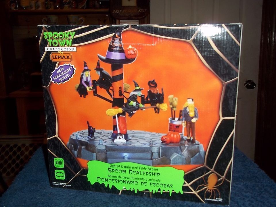 LEMAX SPOOKY TOWN BROOM DEALERSHIP #14326 (20011) HALLOWEEN VILLAGE 