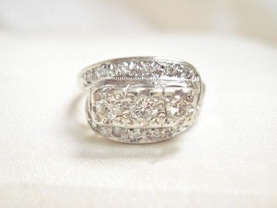 VINTAGE 14K WHITE GOLD DIAMOND THREE STONE ENGAGEMENT RING