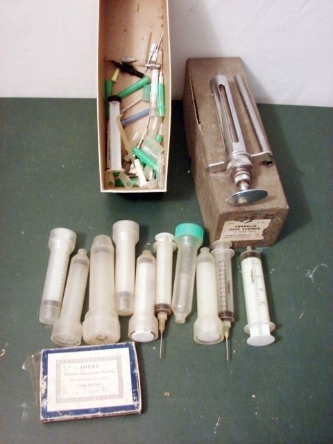 OLD FRANKLIN LABORATORIE 6 OZ DOSE SYRINGE   NEEDLES & ASSORTED 