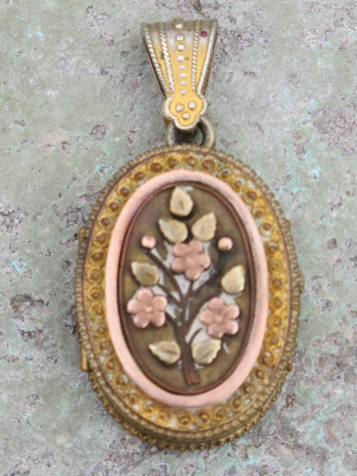   VICTORIAN ROSE & GREEN GOLD OVER BRASS LOCKET PHOTOS & HAIR INSIDE