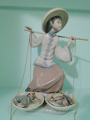 LLADRO  Fish A Plenty  Retired RARE  Chinita En El Mercado woman 