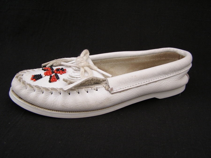 Girls 2M Minnetonka Moccasins White Leather Beaded Thunderbird Hard 