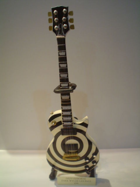 Miniature Guitar (24cm Tall)  OZZY OZBORNE ZAKK WYLDE LES PAUL