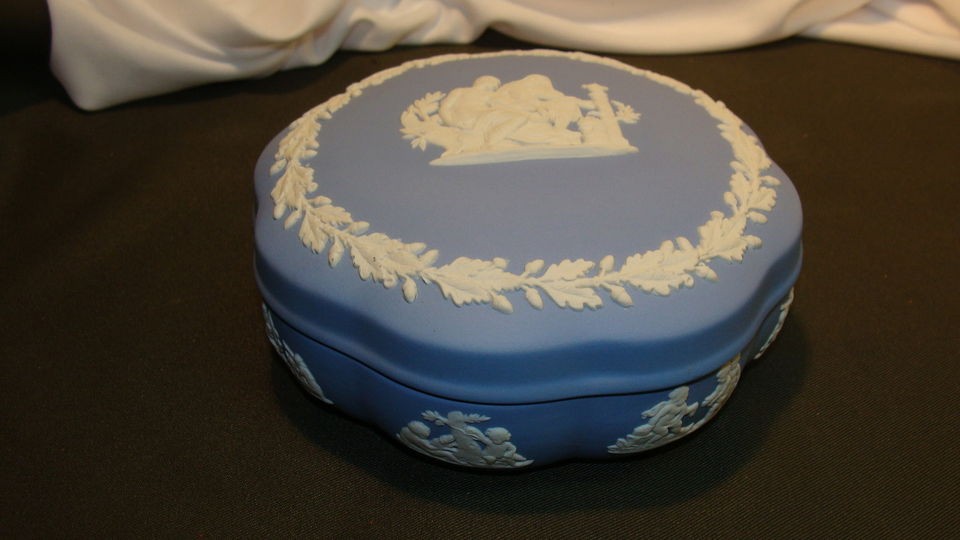 VINTAGE LARGE WEDGEWOOD BLUE JASPERWARE POWDER JAR TRINKET BOX