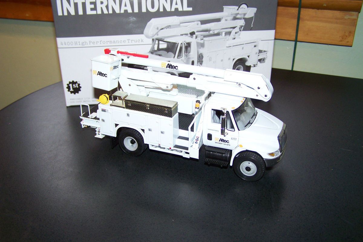 First Gear ALTEC IH AERIAL UTILITY BUCKET TRUCK 1 34 Scale 441