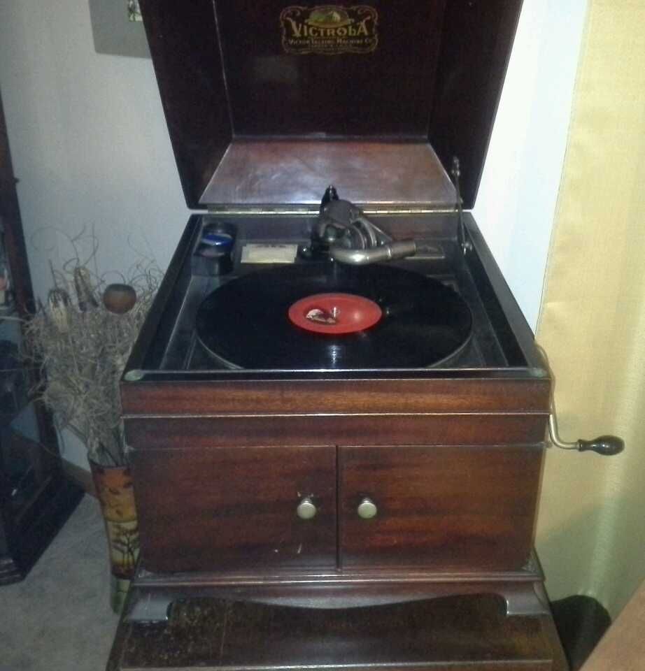 Vintage Victor Victrola Record Player VV IX