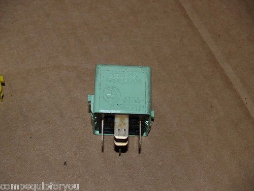   323i M3 E53 E60 E46 Z3 E39 Relay green 61368373700 498 438 526 047