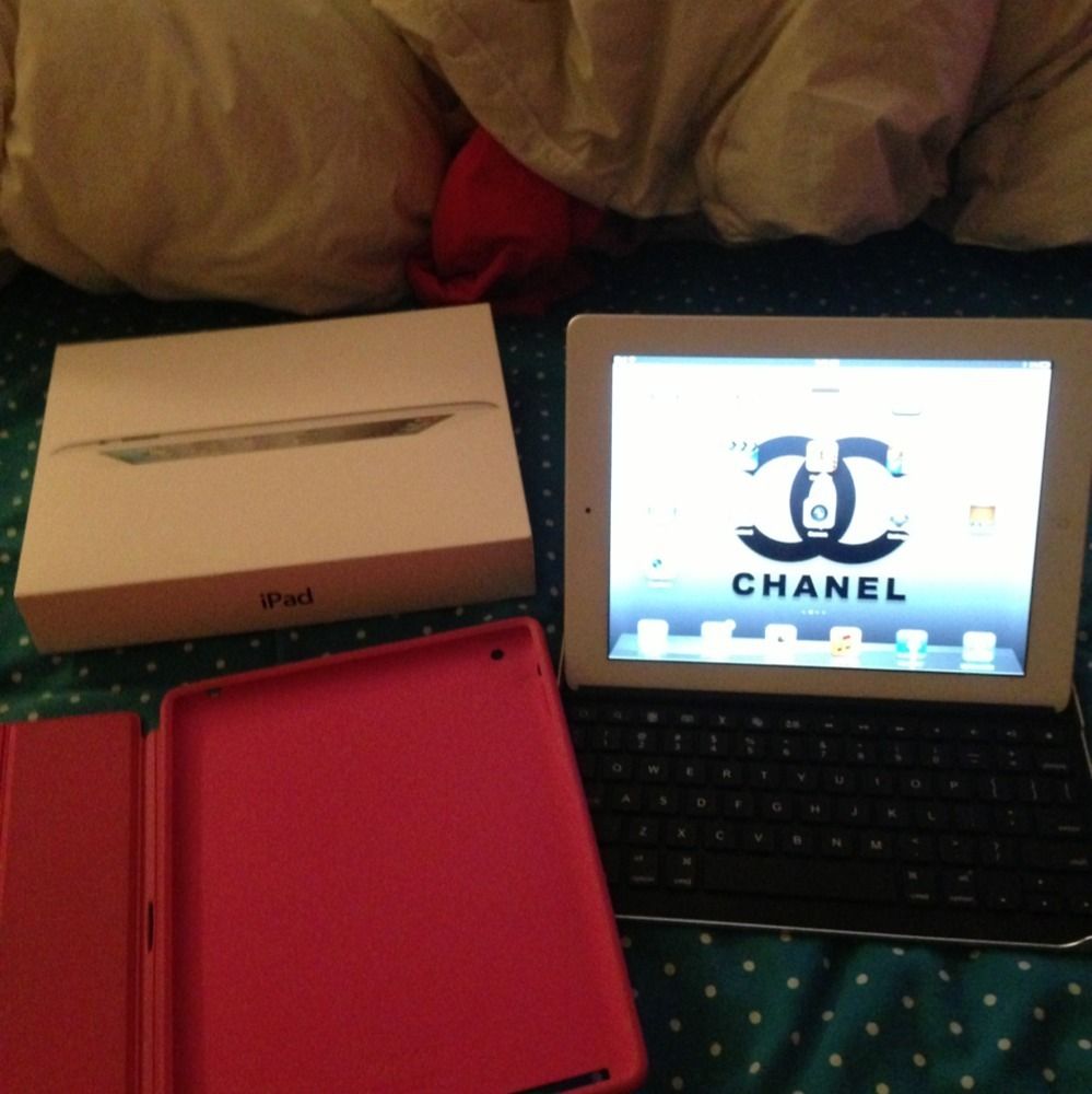 White Apple iPad 2 16GB, Speck Case And Ipad Keyboard Bundle