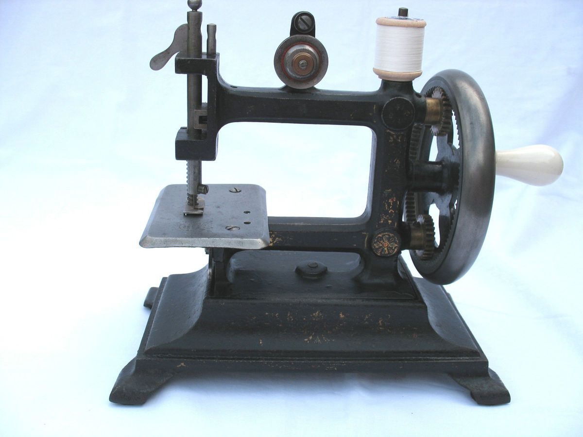 RARE BREMER BRUCKMANN LILIPUT SEWING MACHINE