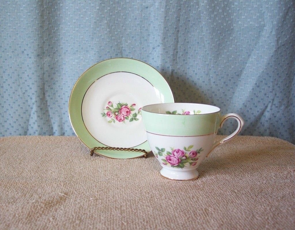   ENGLISH BONE CHINA DECORATIVE PINK ROSE CUP & SAUCER MINT RT 6