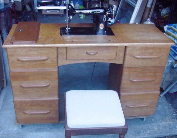 SINGER SEWING MACHINE, TABLE WORK DESK, ACCESSORIES ZIGZAG BUTTONHOLE 