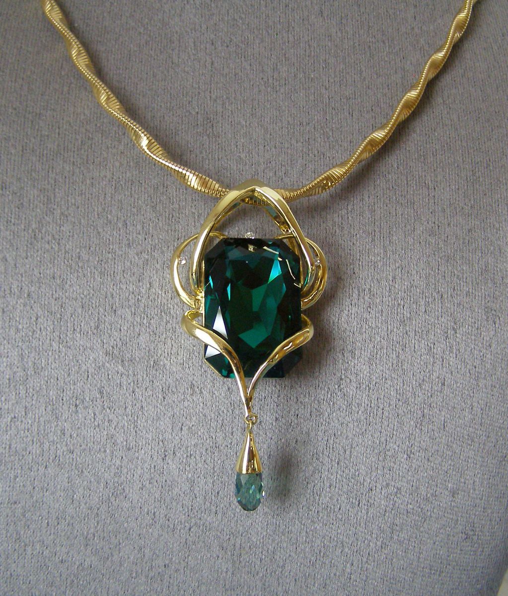 Swarovski Emerald Crystal Elements Pendant Flex Necklace Gold Tone