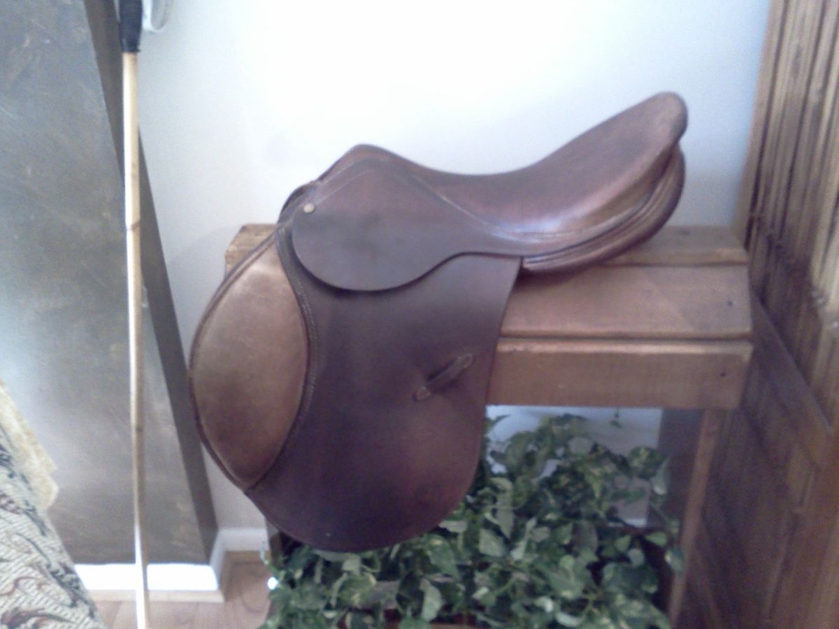 18 DelGrange Close Contact Saddle w/Long Flap