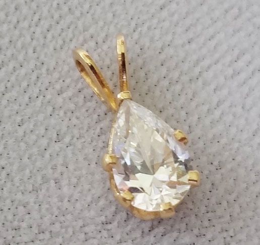 Vintage 14k Yellow Gold Set Pear Shaped Dimond Pendant