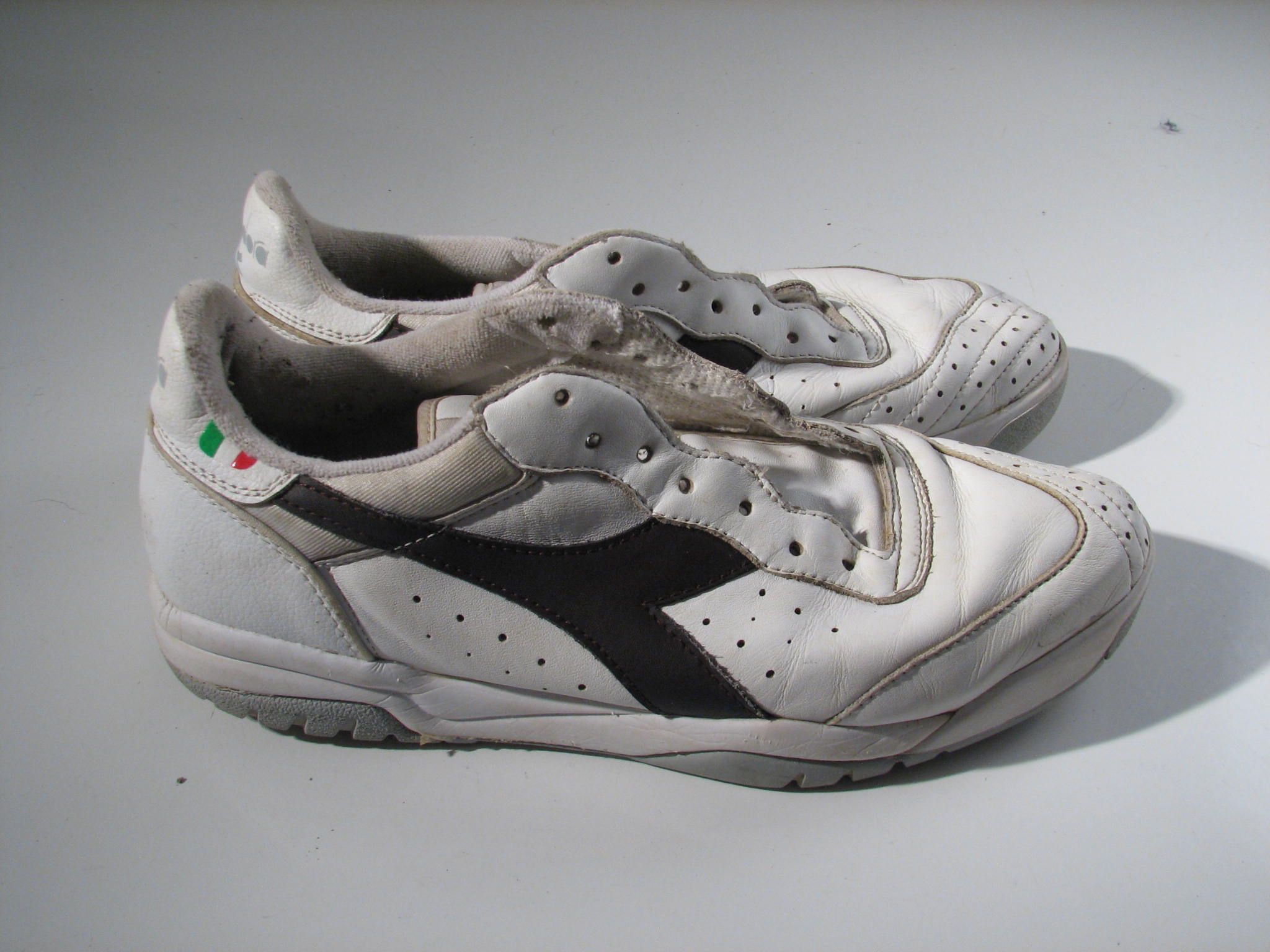 Diadora White Leather Brown Logo Soccer Tennis Shoes Mens 9 5M 9 1 2 M