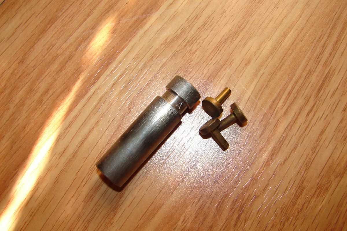 Dillon 550 Powder Funnel A and Locator Buttons 3 223