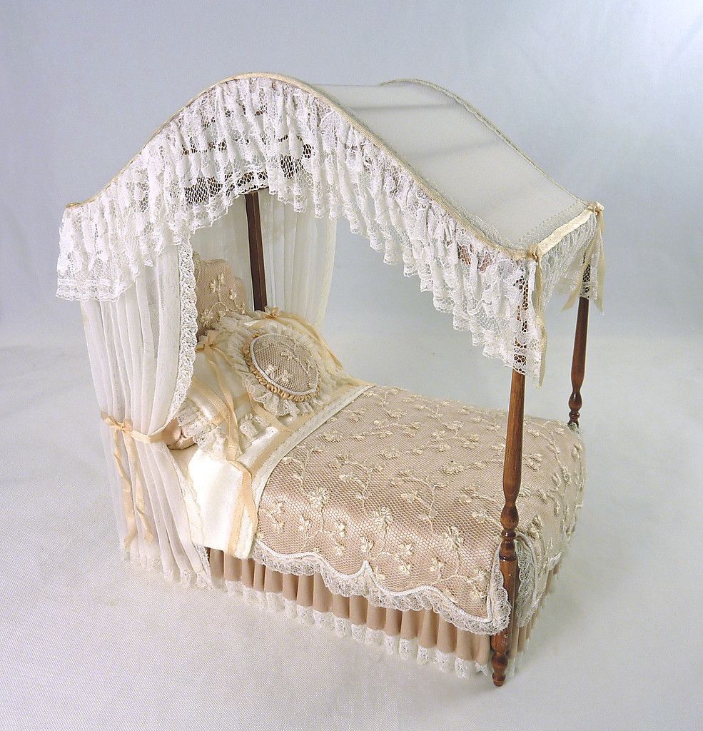 Dollhouse Miniature IGMA Artisan Elegant Canopy Bed Peach & White Lace