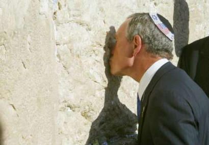 bloomberg%20kisses%20kotel