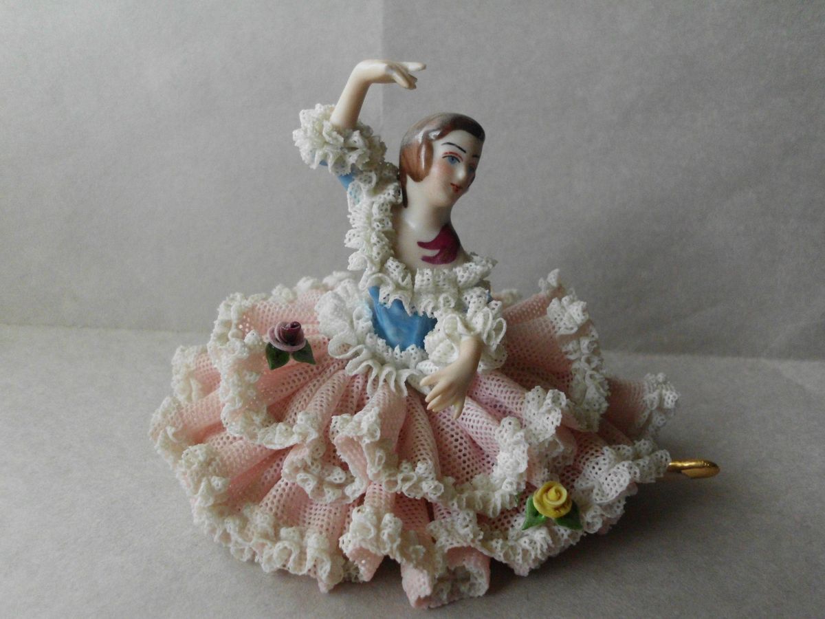 Beautiful Vintage Dresden Lace Porcelain Lady Dancer Figurine 2 of 2