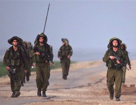 Members of the Givati Brigade praying at the Western Wall, 2010