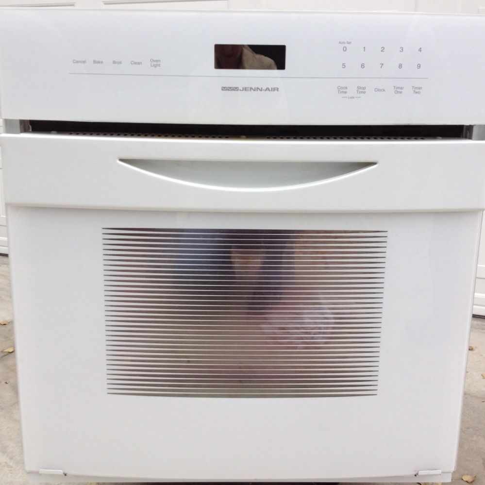 Jenn Air 27 inch Built In Electric Oven In White   Great Condition