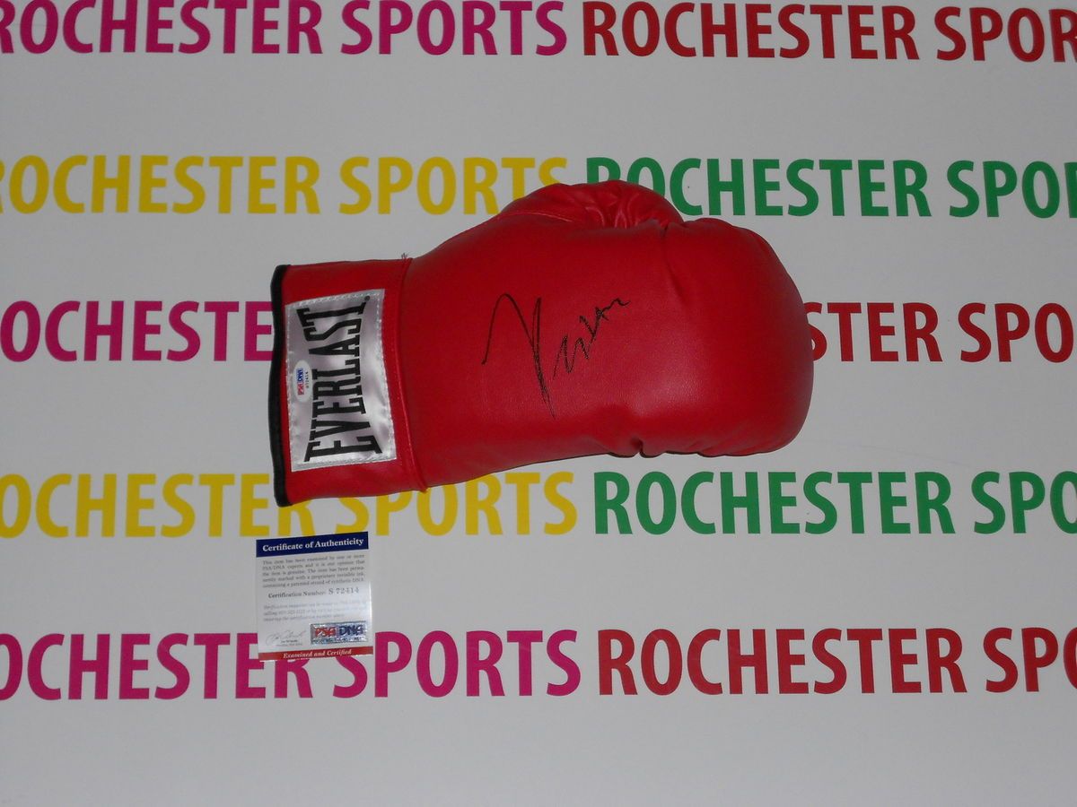 JULIO CESAR CHAVEZ auto signed Everlast Leather Right Boxing Glove PSA