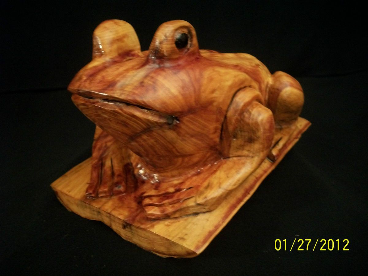 Chainsaw carving GCC garden FROG carved red cedar wood art log cabin