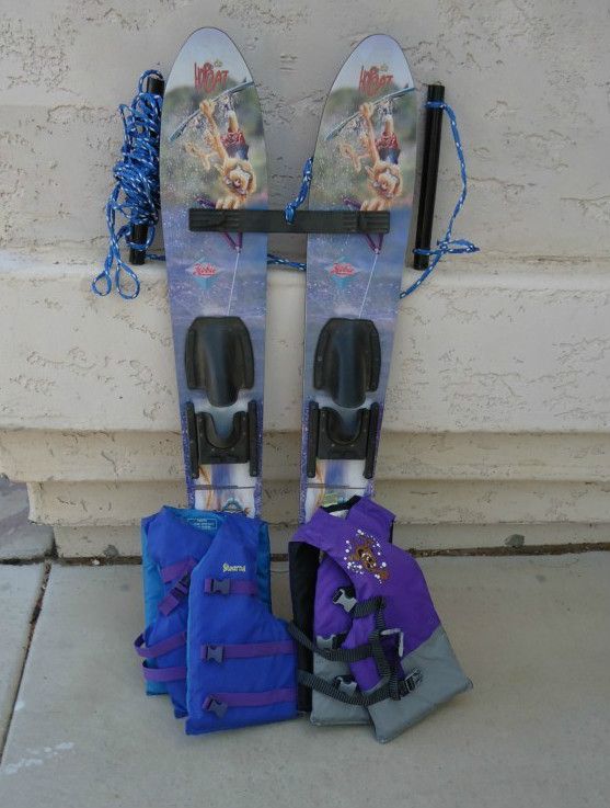 Kids Wide Body Trainer water Skis w Cross Bar and Two youth vests