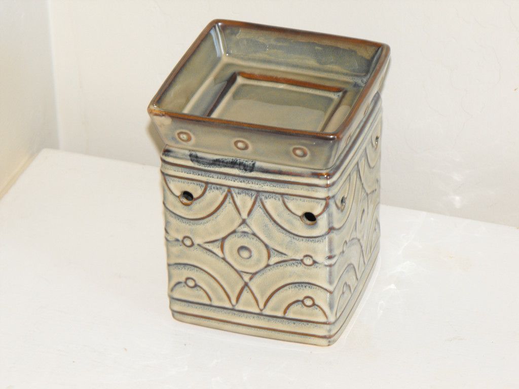 Scentsy Lenore Full Size Wickless Candle Scented Wax Warmer