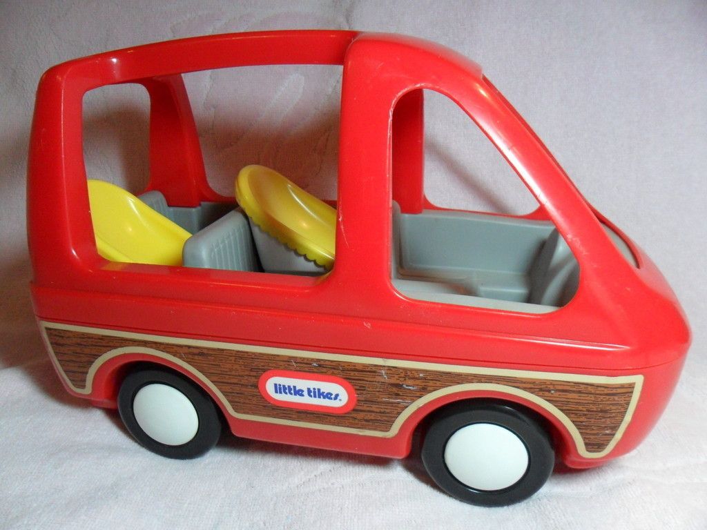  Tykes Doll House Red Wood Panel Mini Van Car wth 2 Car Seats EXLNT