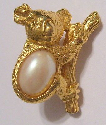 VINTAGE SIGNED AVON GOLD TONED JELLY BELLY KOALA BEAR PIN BROOCH