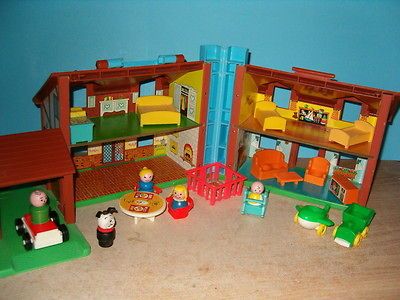 FISHER PRICE VINTAGE HOUSE #952 & FURNITURE,BROW N ROOF