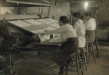 labor photo Girls working at mangle in Bonanno Laundry, 12 Foster e6