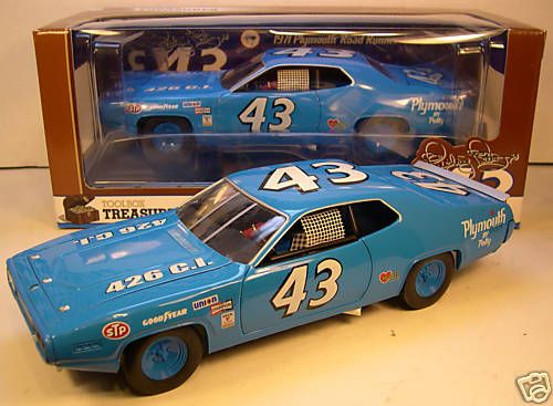 AUTO WORLD 118 SCALE RICHARD PETTY #43 BLUE 1971 PLYMOUTH ROADRUNNER